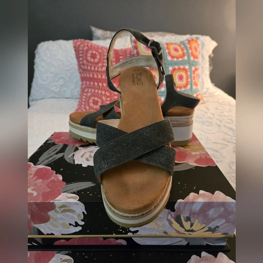 TOMS Sandals - Picture 2 of 10